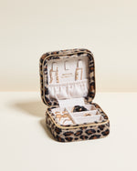 Joyero de viaje Corinne de terciopelo con estampado de leopardo