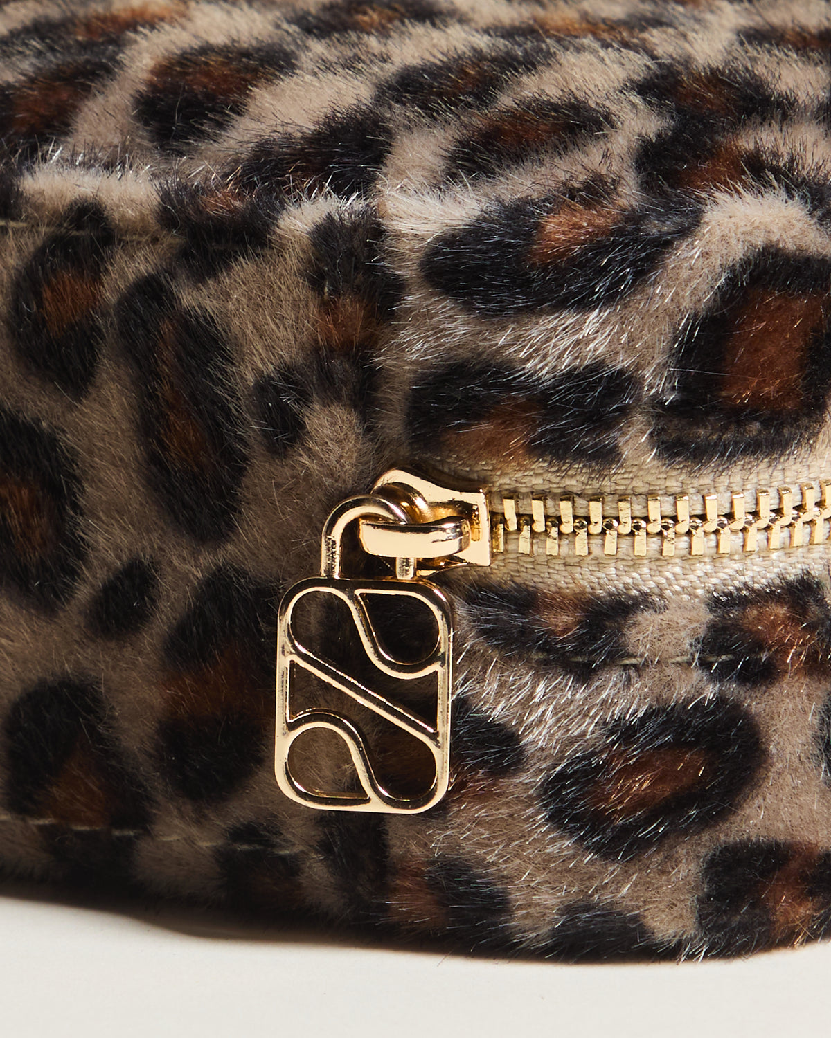 Joyero de viaje Corinne de terciopelo con estampado de leopardo