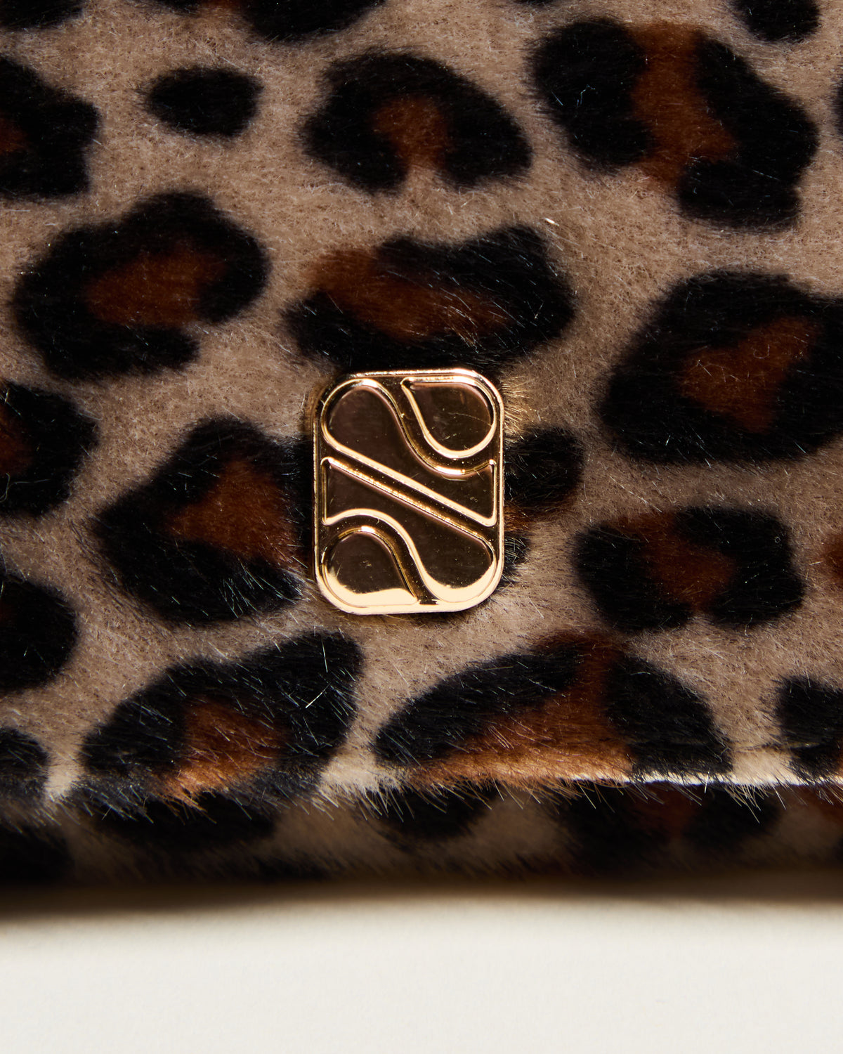 Estuche para joyas Catherine de terciopelo con estampado de leopardo